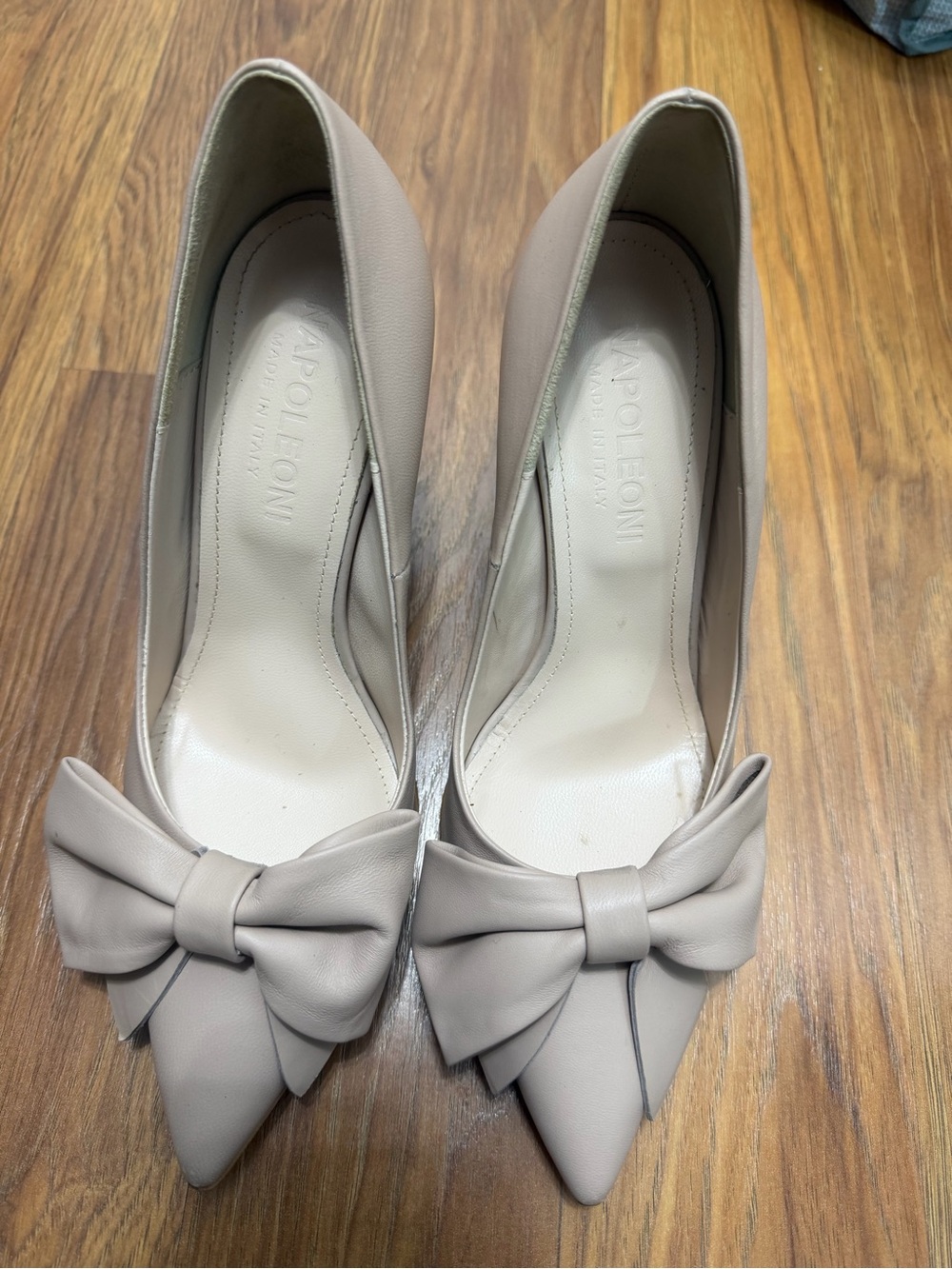 Napoleoni Women's Pointed Toe Bow Pumps in Light Taupe